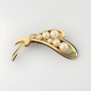 Vintage Elegant Gold Tone Faux Classic Pearl Ribbon Brooch Pin Mid Century